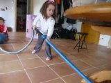 Les filles passent l'aspirateur