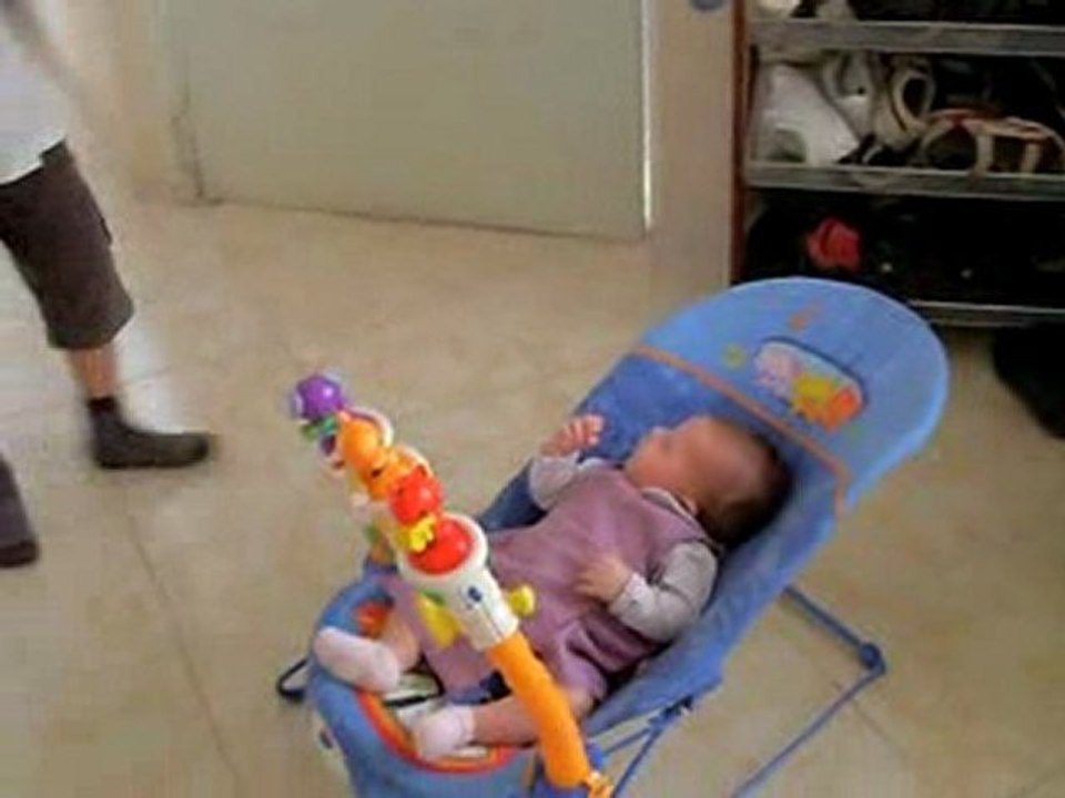 Esteban raconte une histoire à sa petite soeur