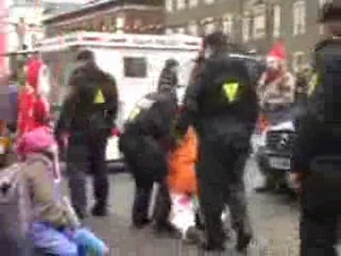 clowns arrested_0002.wmv