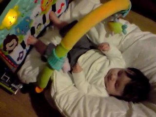 Maïwenn jouant avec son piano d'eveil.