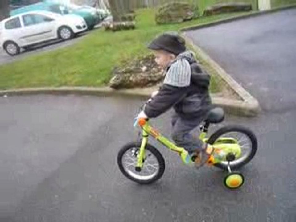 coco fait du velo