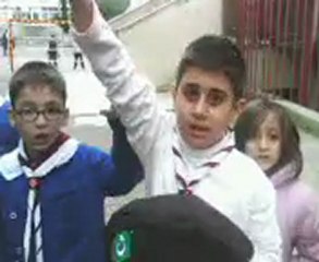 İzciler bahçede oyun oynarken