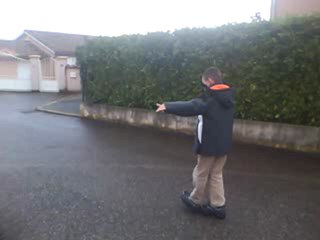 Lucas aime ses nouvelles chaussures!