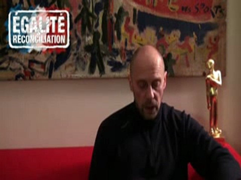 Alain Soral a l'ombre du minaret en flammes