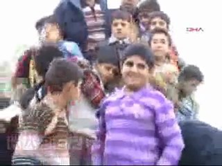 Taş atan çocuklardan 'Biji polis' sloganı