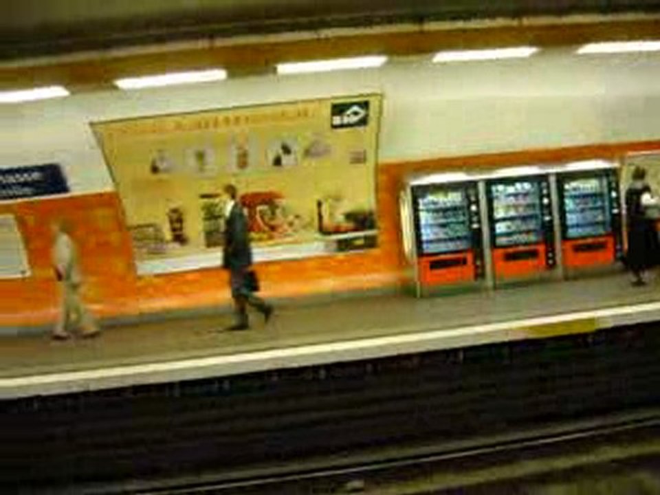 v07- Mathilde filme à Montparnasse