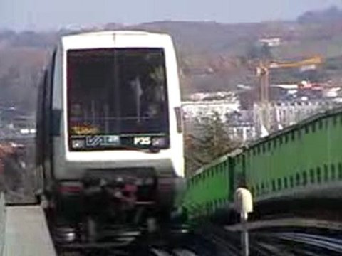 VAL208 : Arrivée à la station Jolimont sur la ligne A du métro de Toulouse