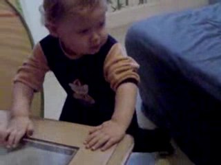 aylinn monte seul sur le canape