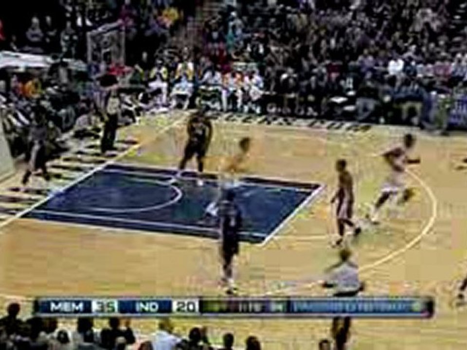 NBA Earl Watson floats one to Josh McRoberts for the alley-o