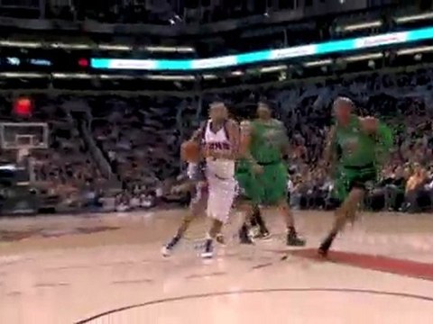 NBA Amar'e Stoudemire hammers home a Grant Hill miss.