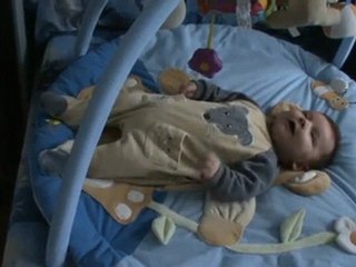 Killian sur son tapis d'éveil (31.12.09) bis