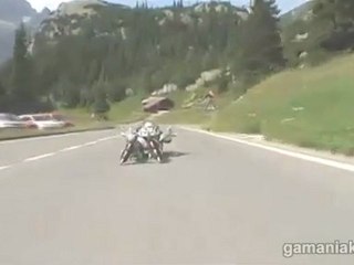 Trop trop fort ce mec !!!! Descente sur roulettes à fond !!!