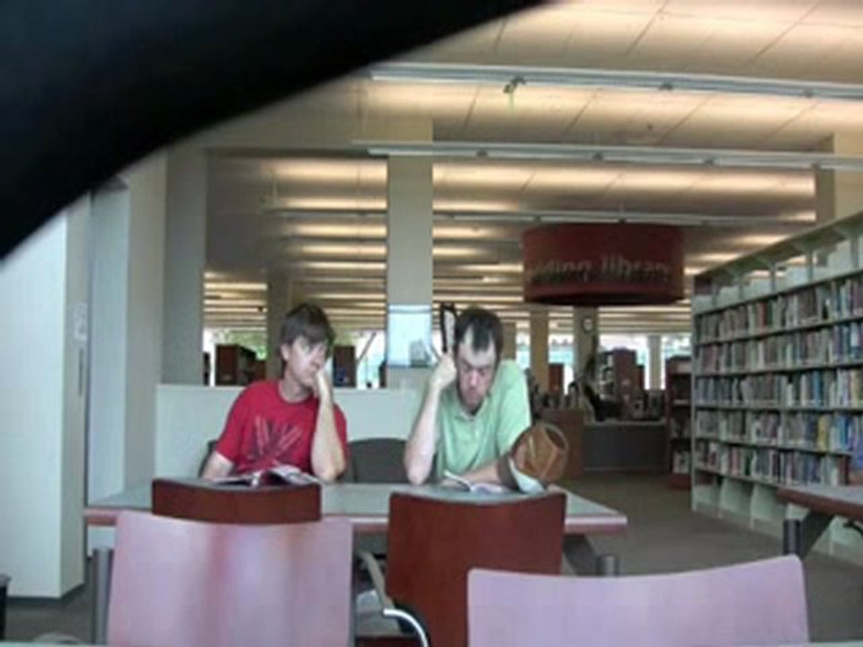 Péteur dans une bibliothèque