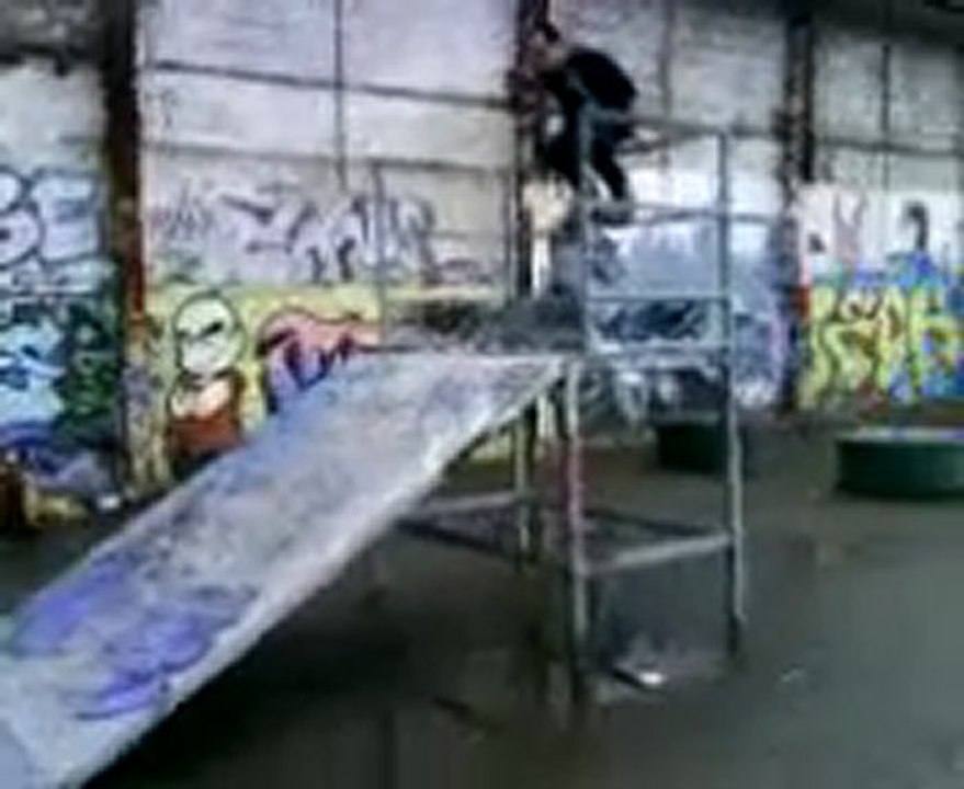 Regis fait du roller sous la pluie et se mange severe...