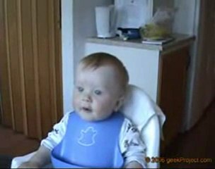 Bébé qui rigole
