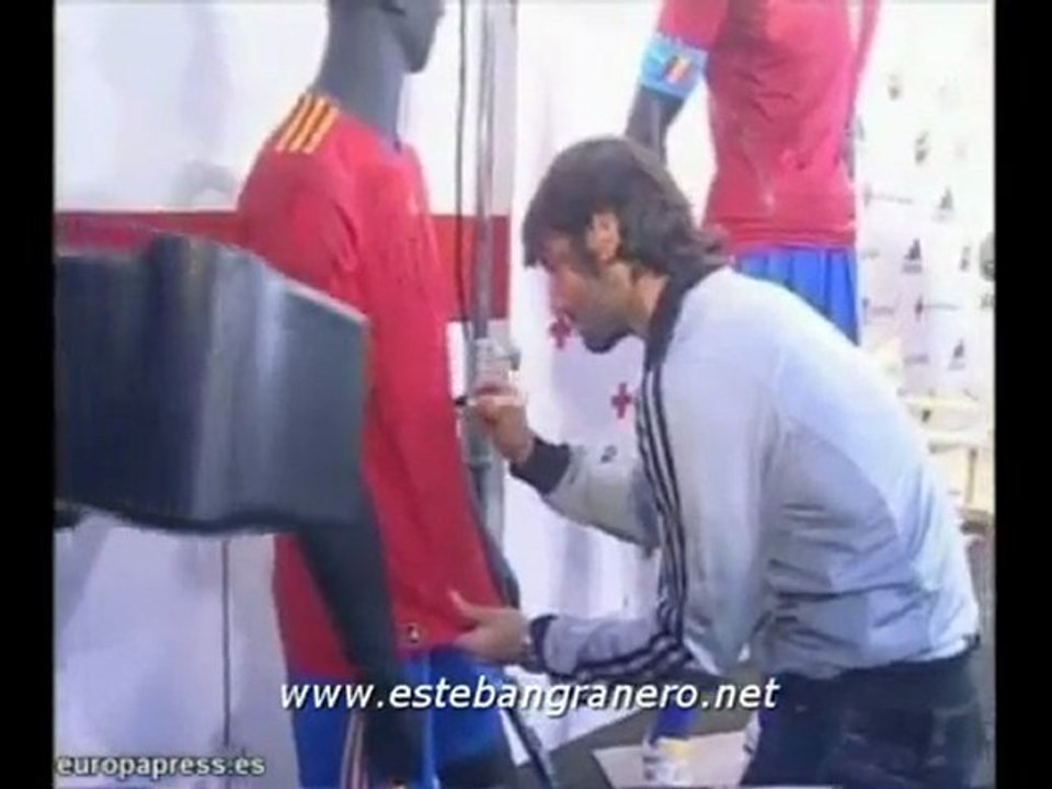 la selección española anima a donar sangre (11.12.09)