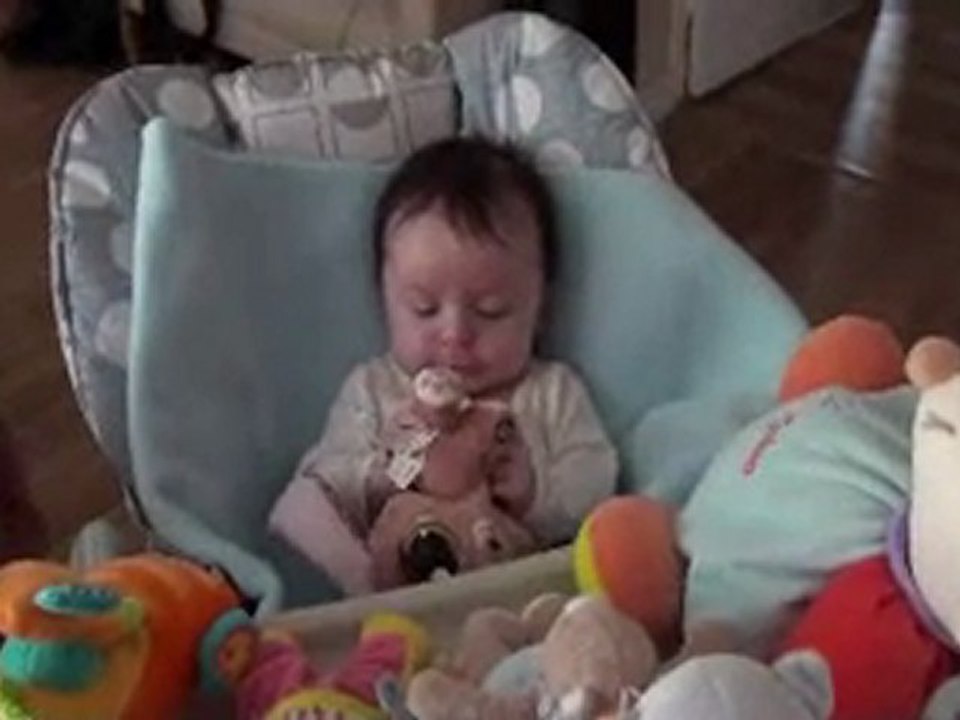 Eliot dans sa chaise haute director's cut :)