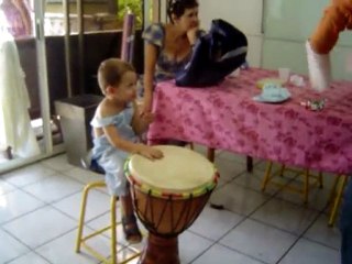 Gabi joue du djembe avec Kenwa