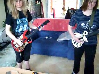 deux folles qui jouent à guitar hero 5