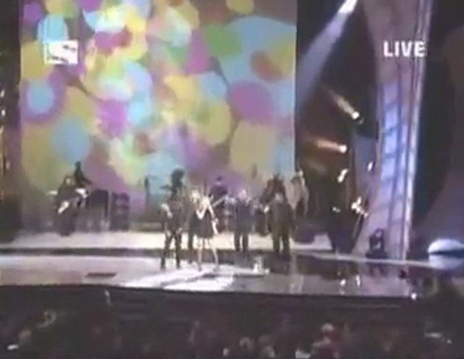 Hilary Duff - Beat Of My Heart (LIve AMA 05)