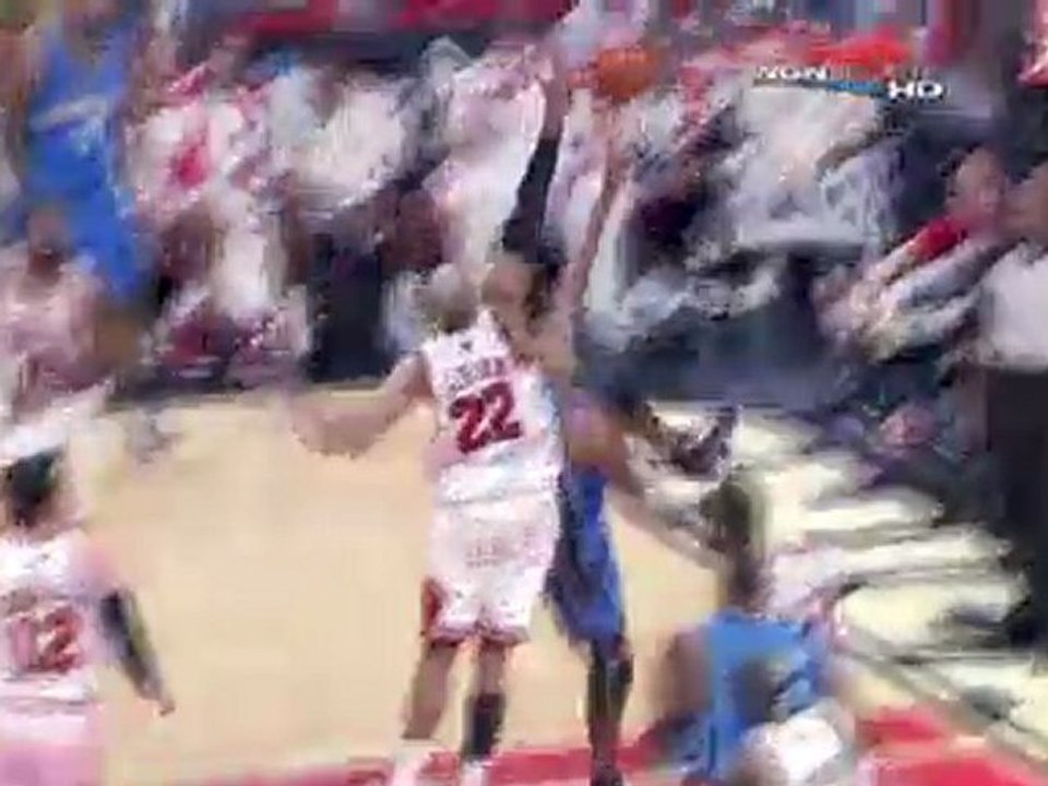 NBA Vince Carter injures his ankle following this rejection