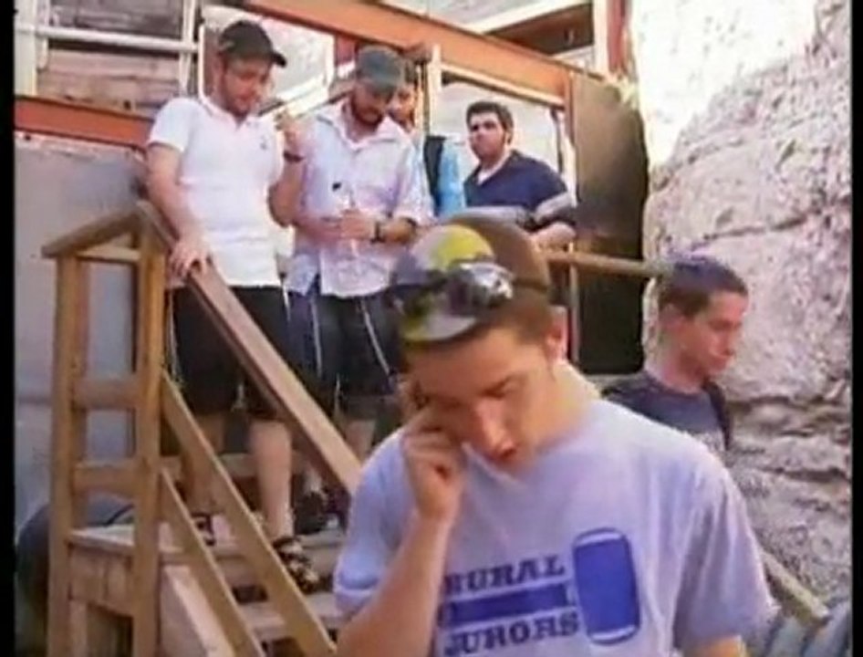 نفق تجاه الأقصى وهدم منازل بالضفة