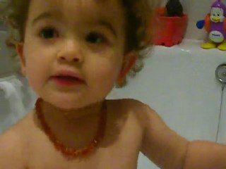 Sahra papote dans son bain le 02.01.10