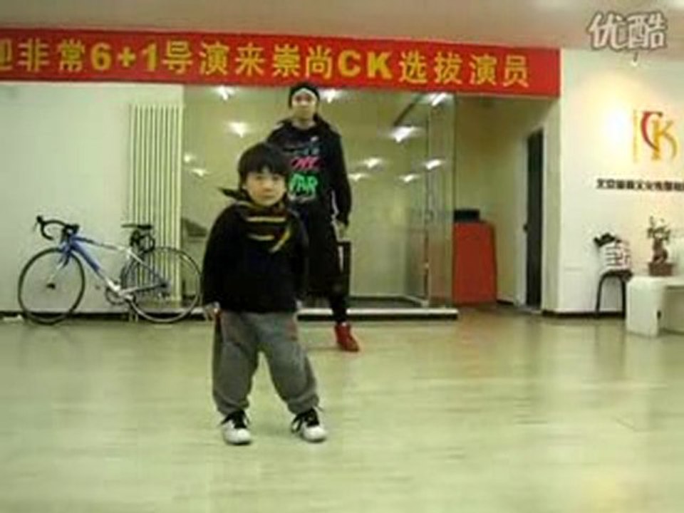 un enfant danse le hip hop