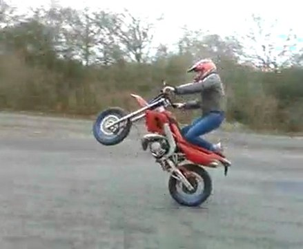 MON APRENTISSAGE DE WELEENG EN MOTO 50CM3 DERBI DRD SM