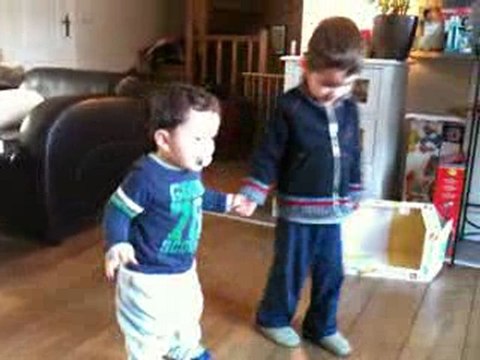 Clément aide Louis lors de ses premiers pas