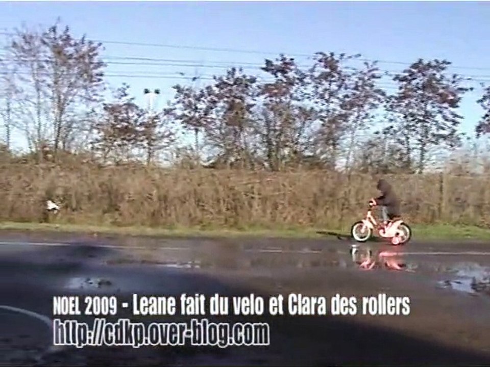 Noel 2009 - Leane fait du velo et Clara du roller