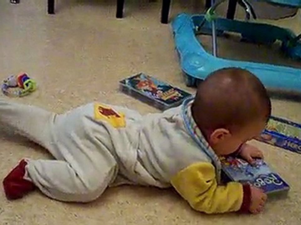 NOE 7 mois et demi  YOUPIIIIIII je marche à 4 pattes !!!:)))