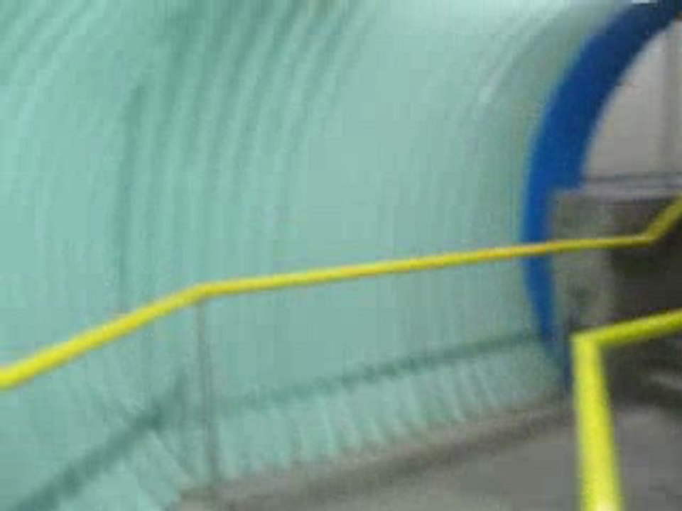 Acrobatie dans un tunnel!...