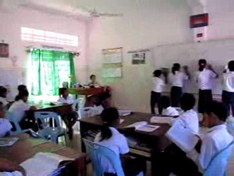 Dans la classe de rattrapage avec Sambath et ses élèves