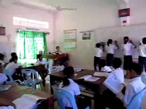 Dans la classe de rattrapage avec Sambath et ses élèves