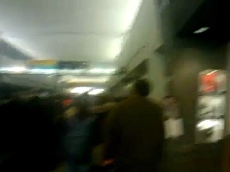 Evacuazione dell aeroporto di Newark riprese da un cellulare