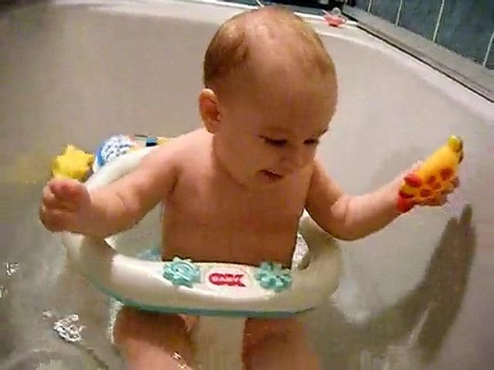 Camille dans son bain avec son crabe jaune