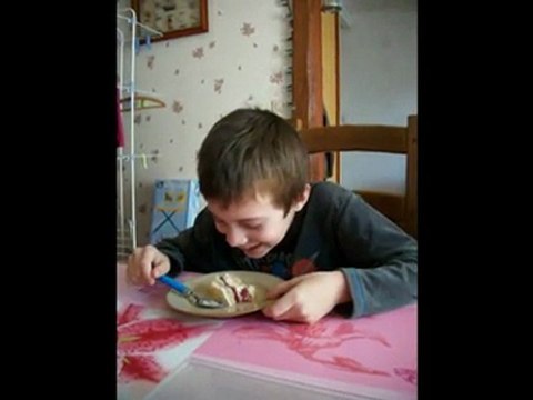 Max et le gâteau d'anniv à papa