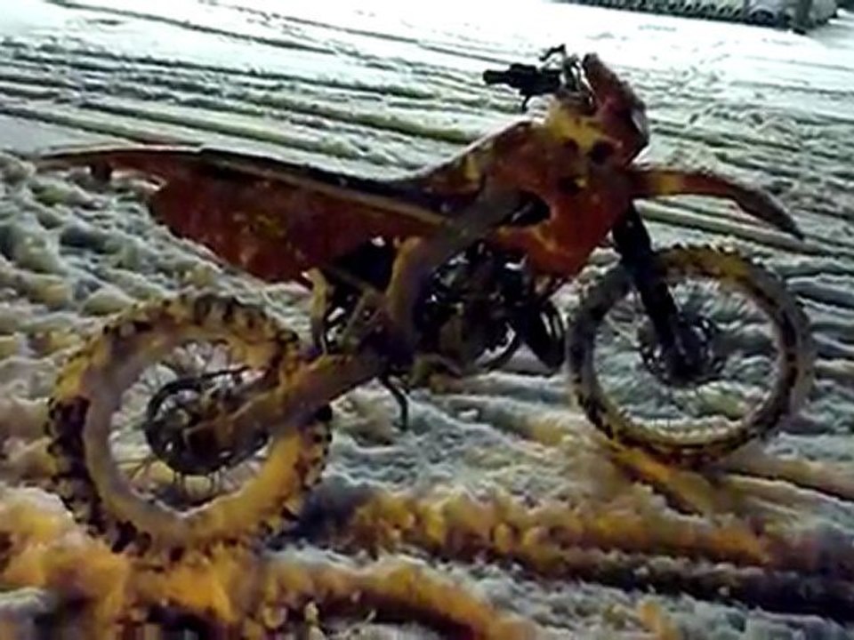 Voila comment peindre sa moto en blanc l'hiver =)