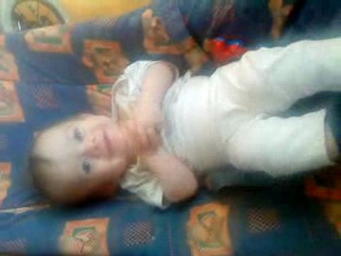 leker med leksak och gungar babysitter..