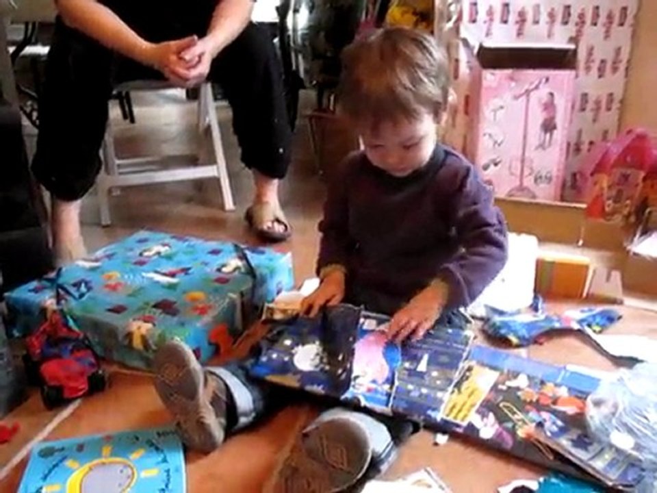 Gaël ouvre les cadeaux - 25 décembre 2009