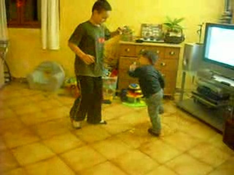 thomas danse devant dora