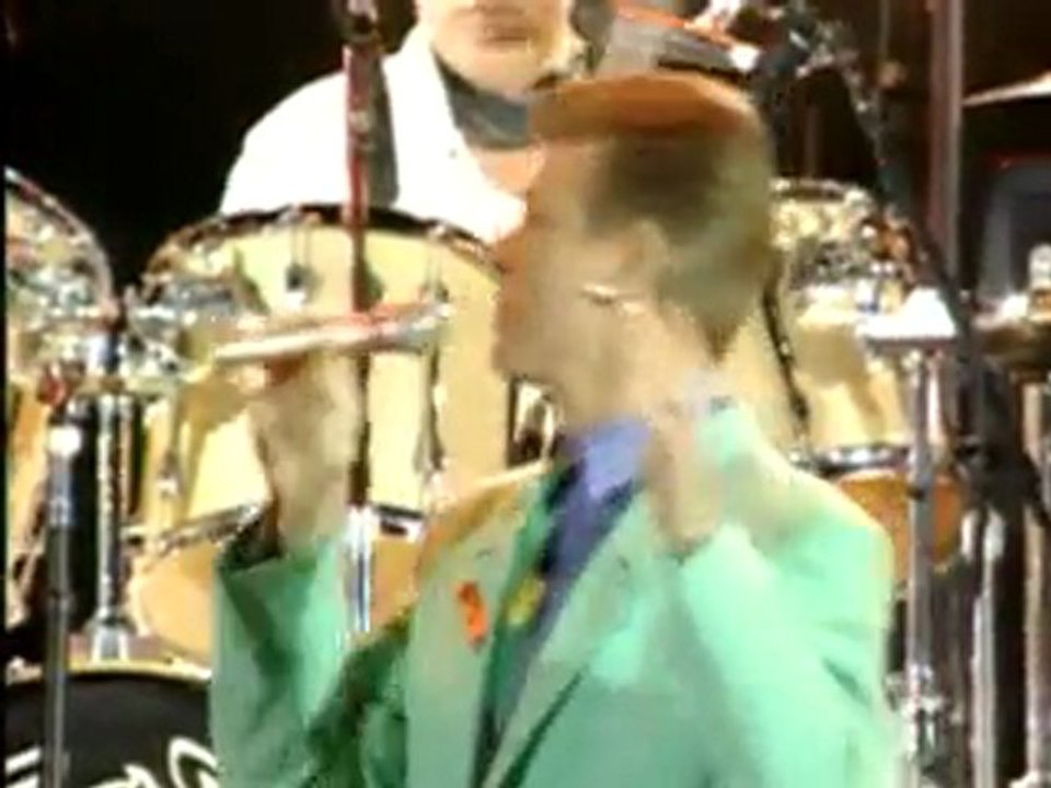 Queen_With_Annie_Lennox_David_Bowie-Under_Pressure