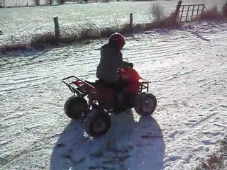 mon fils de 4 ans en quad dans la neige