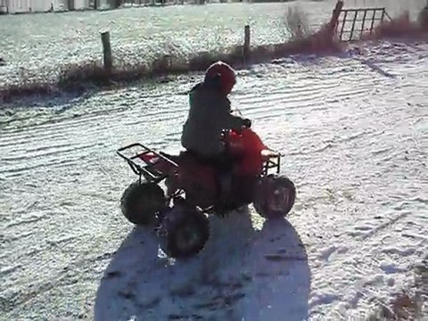 mon fils de 4 ans en quad dans la neige