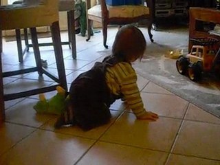 Aaron fait du 4 pattes