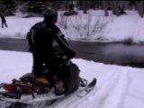 Régis traverse un cours d'eau en motoneige