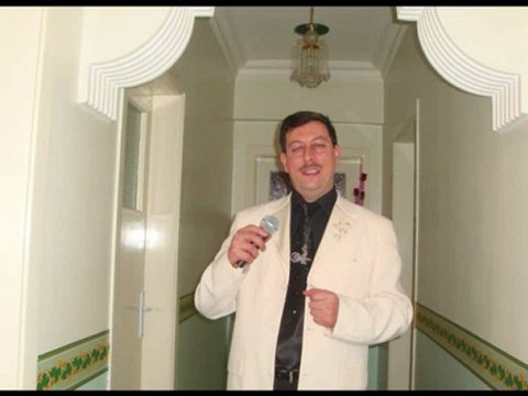 NAZLI BİR ÇİÇEK GİBİ EFSANE MÜFTÜ ADNAN ZEKİ BIYIK OKUYOR..