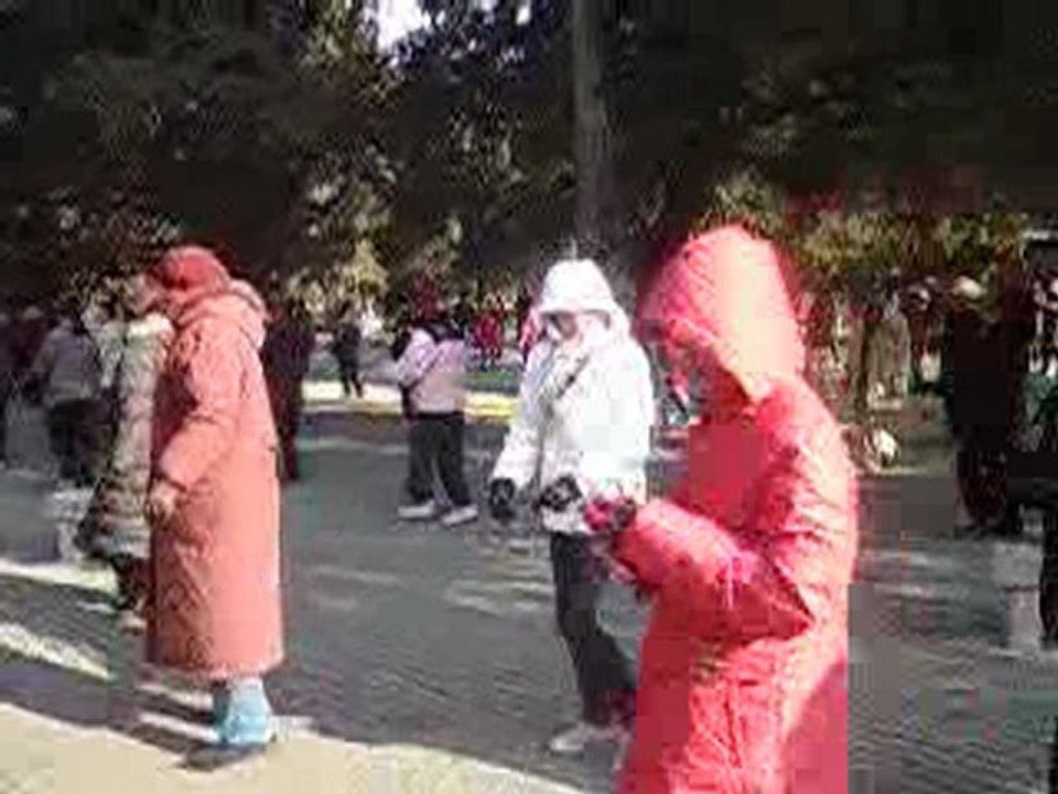 Les Pekinois dansent pour se rechauffer