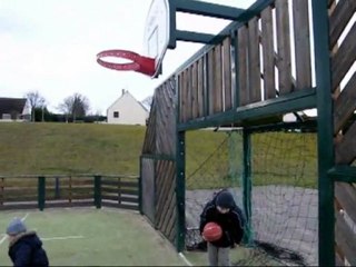 Concours de lancers francs à l'envers avec Rémi